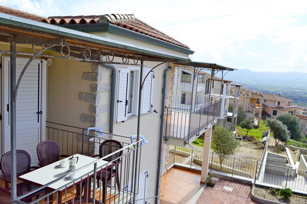 Gf Apartments Li Seddi Badesi Exterior photo