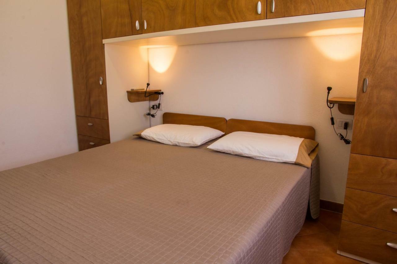 Gf Apartments Li Seddi Badesi Exterior photo