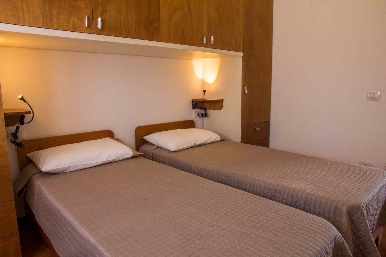 Gf Apartments Li Seddi Badesi Exterior photo